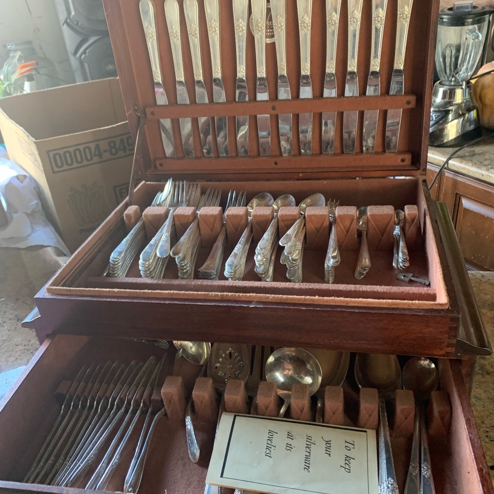 NAKERS tarnish proof silverware CHEST  140pcs
